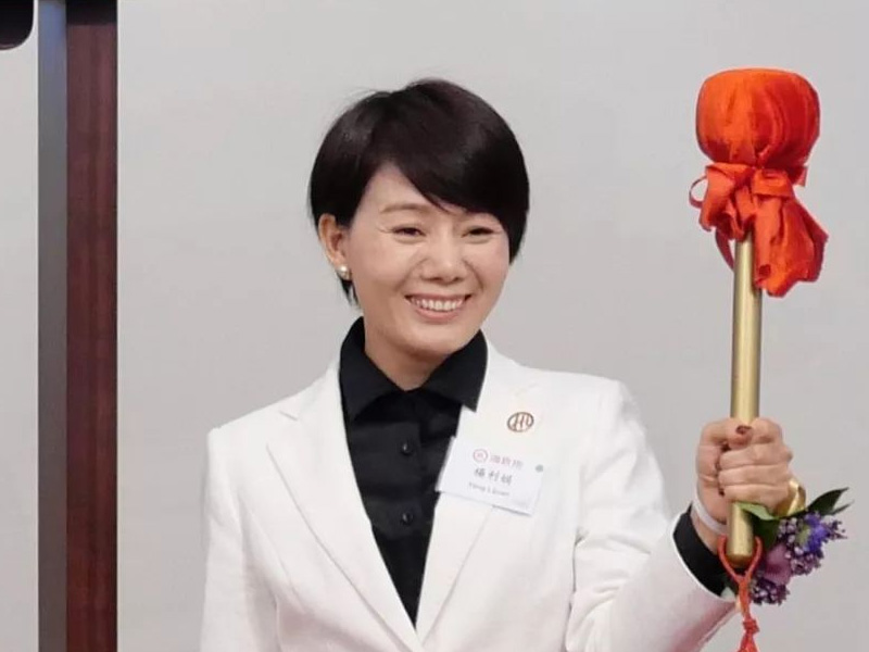 17 歲海底撈服務員，如今身家 30 億