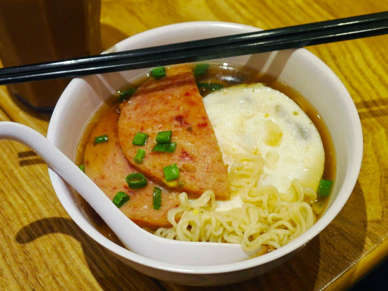 為什麼即食麵都是彎彎曲曲的？
