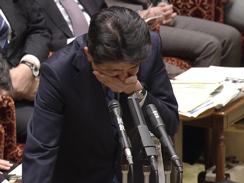 日首相安倍晉三咳嗽不止 他身後2名議員動作亮了