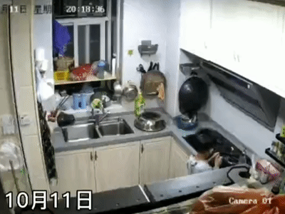 監控曝光！兒子在家煎蛋，媽媽一番操作他們的命差點沒了...