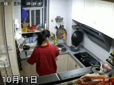 監控曝光！兒子在家煎蛋，媽媽一番操作他們的命差點沒了...