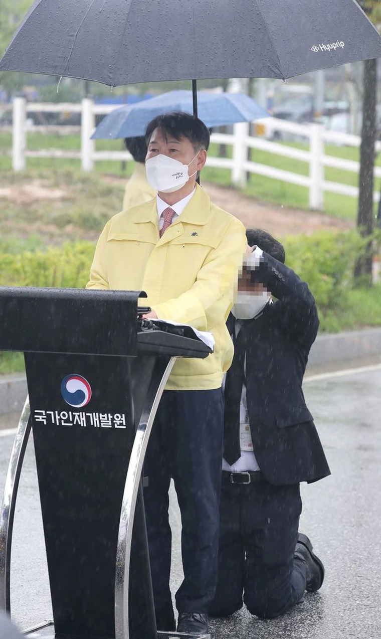 南韓跪地淋雨撐傘記者會