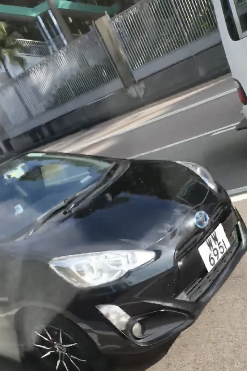 重口味：塞車時啜女乘客腳指