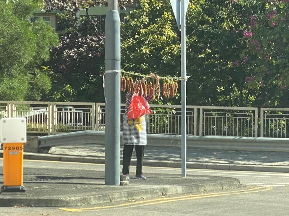 巴士站上蓋曬鹹魚