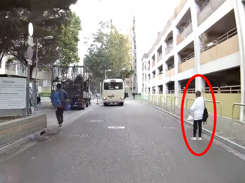 司機勸婆婆不要站在馬路講電話 婆婆這樣回應 ...