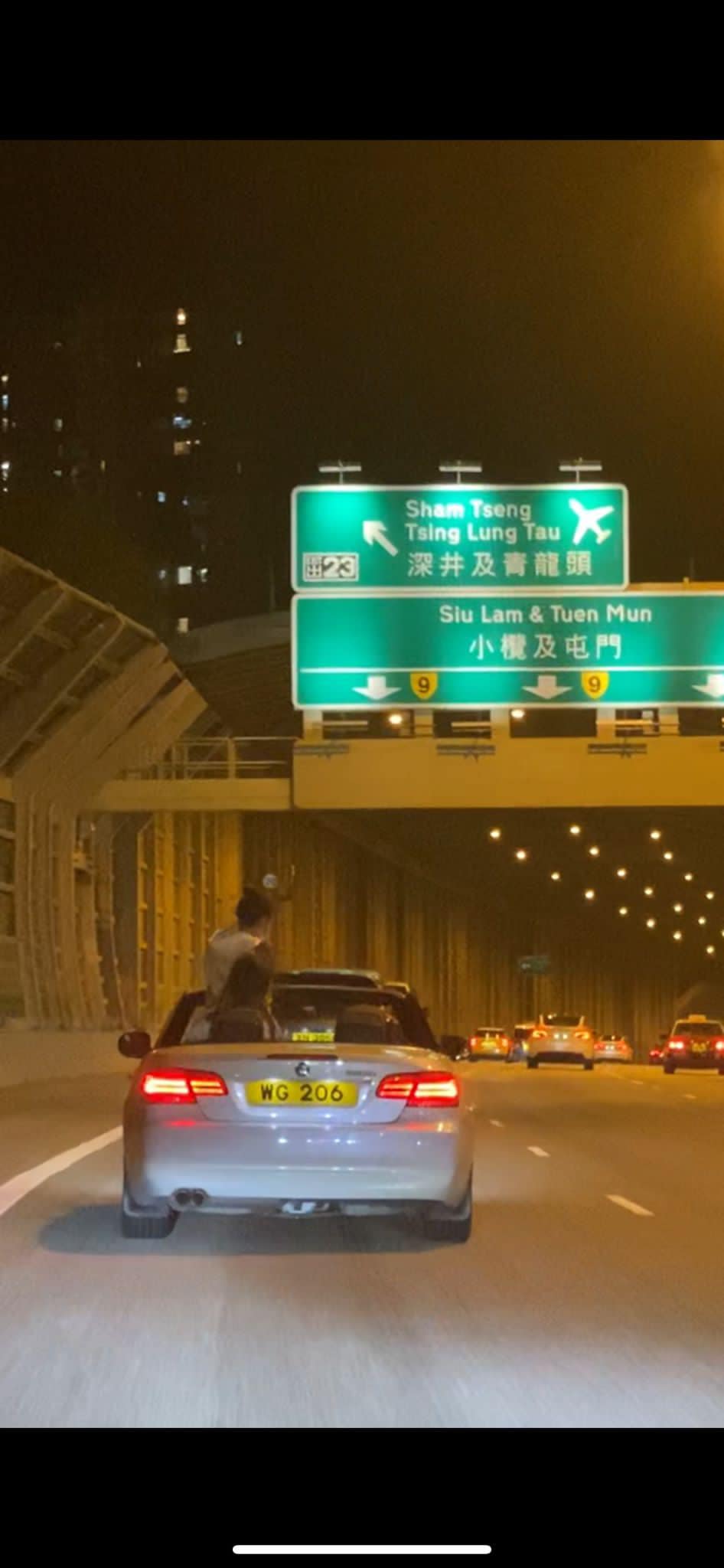 美女寶馬開篷車好興奮 忘我企起身吹風揮手
