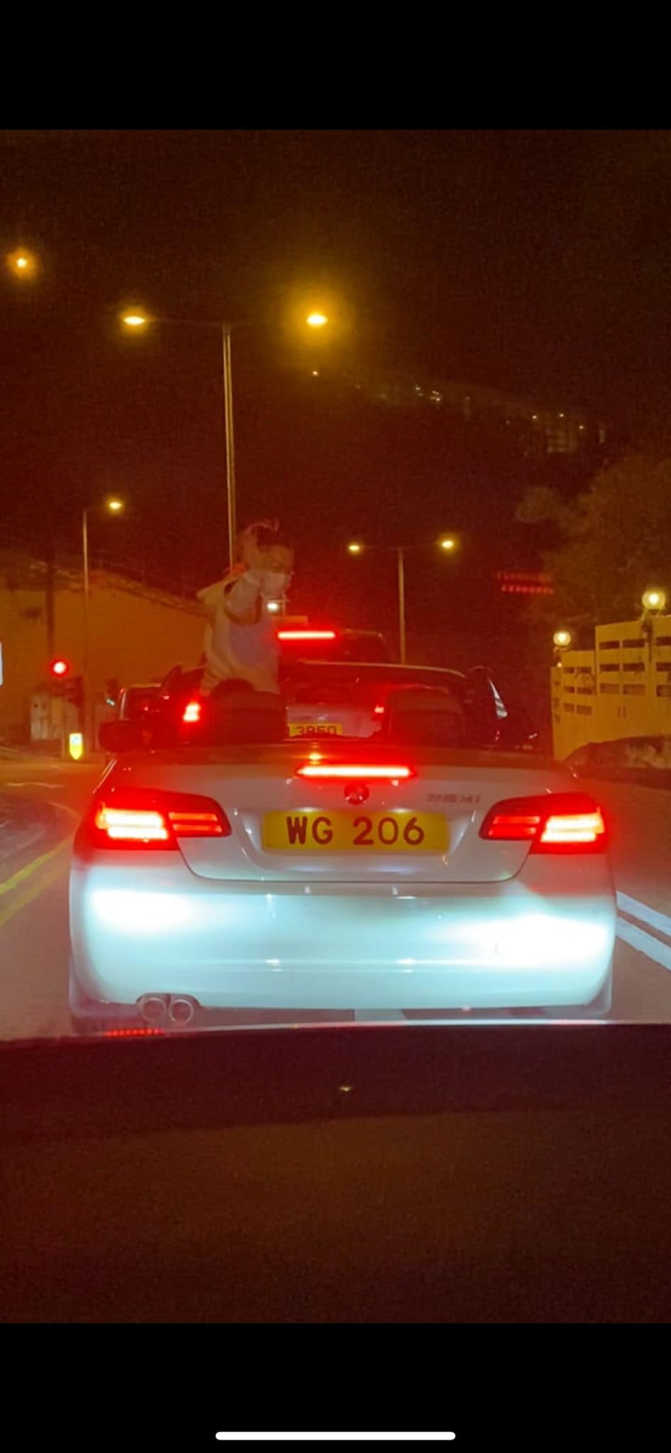 美女寶馬開篷車好興奮 忘我企起身吹風揮手