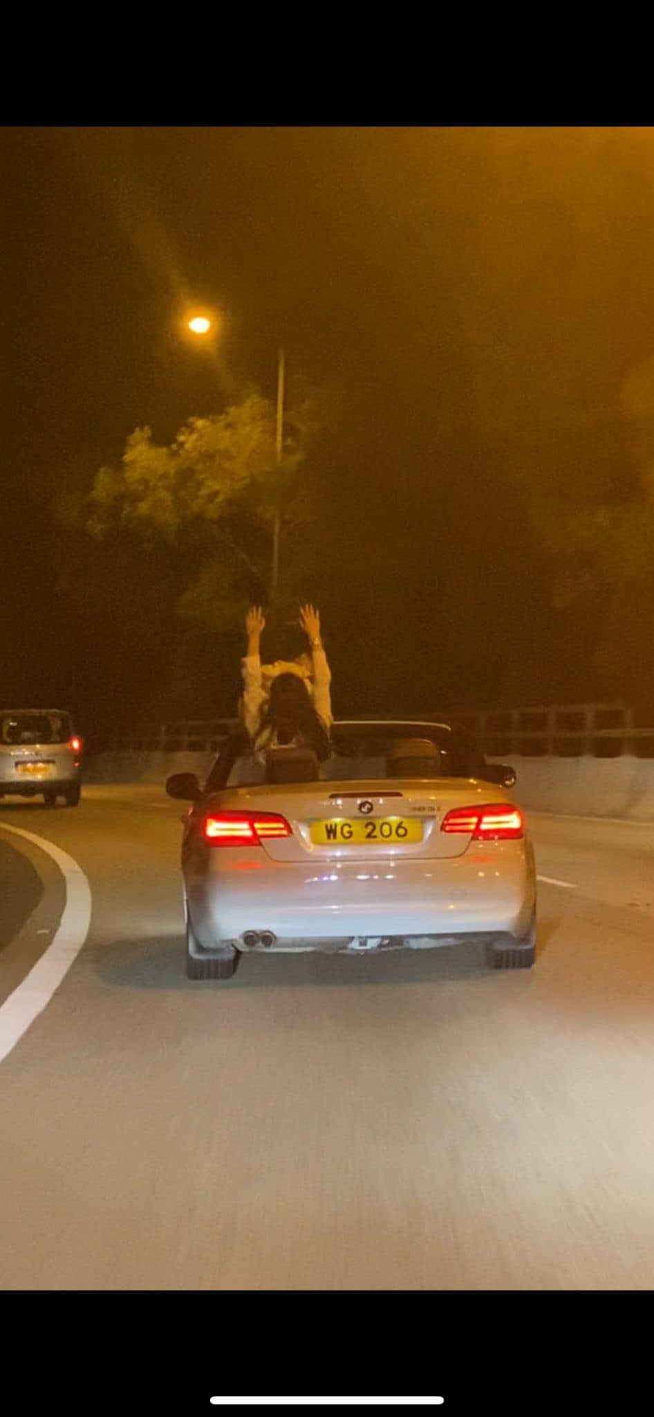 美女寶馬開篷車好興奮 忘我企起身吹風揮手