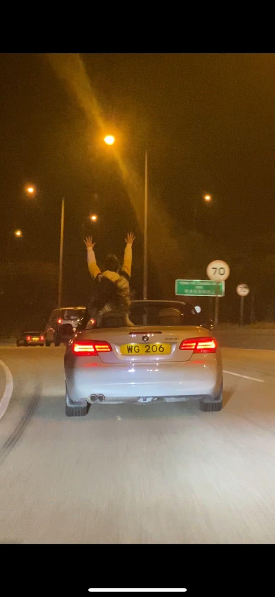 美女寶馬開篷車好興奮 忘我企起身吹風揮手