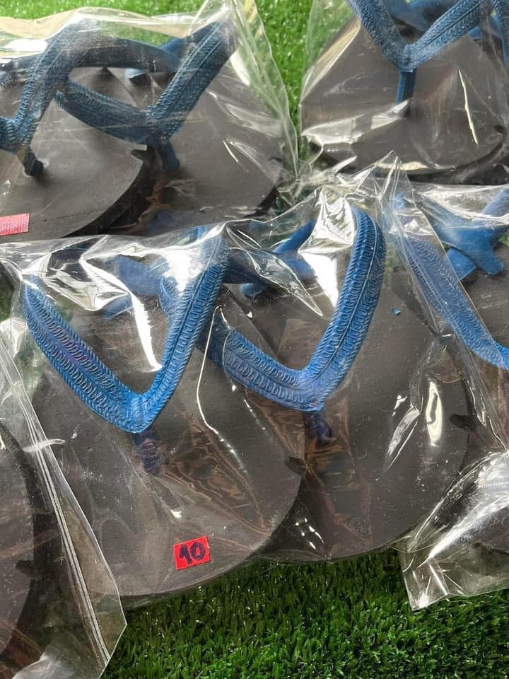 牛著人字拖！你知道嗎？牛都有拖鞋著了