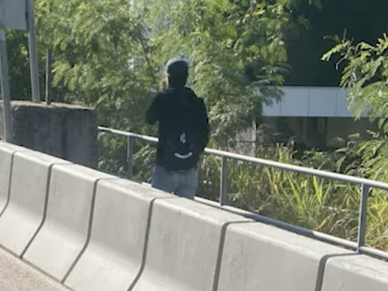 男子因塞車強行落巴士自己行 最後 ...