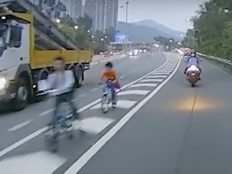 非常危險 小朋友在高速公路踩單車