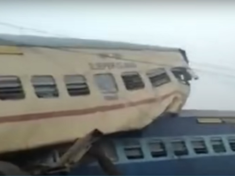 印度特快列車事故 12車廂嚴重變形