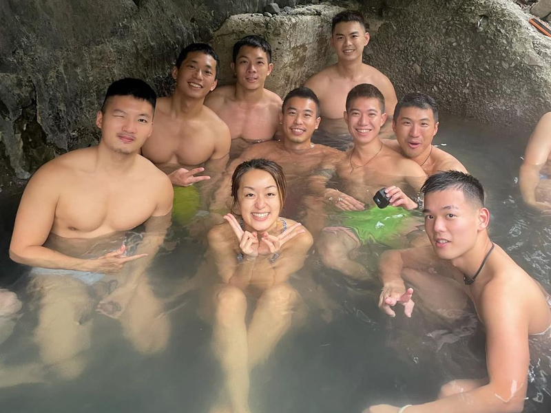 台妹泡溫泉遇肌肉男s 網爆合照色色亮點