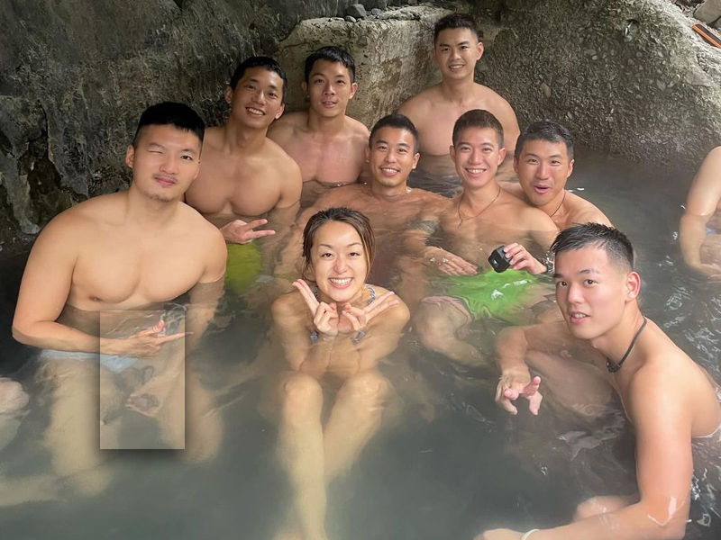 台妹泡溫泉遇肌肉男s 網爆合照色色亮點