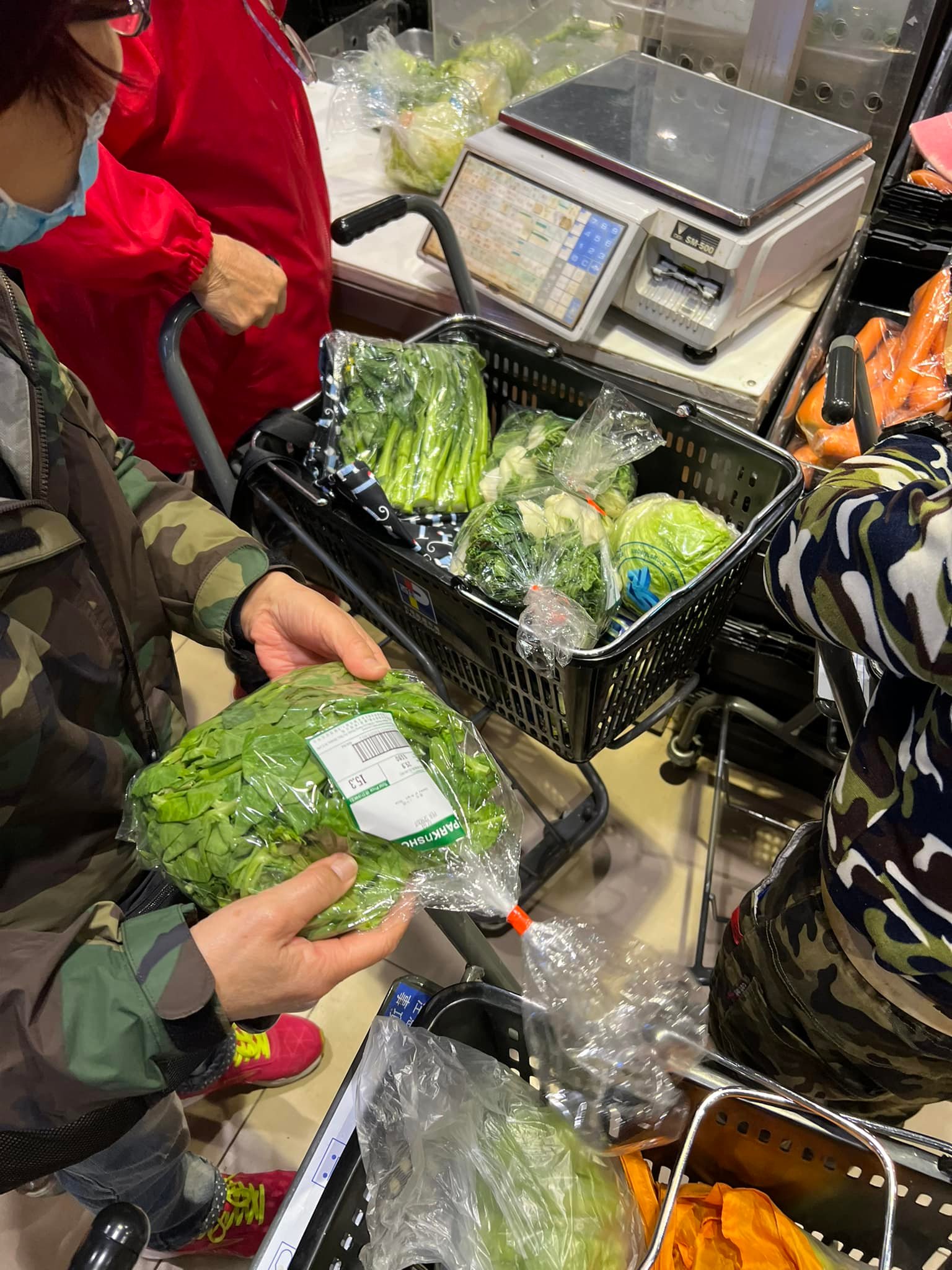 市民超級市場搶菜