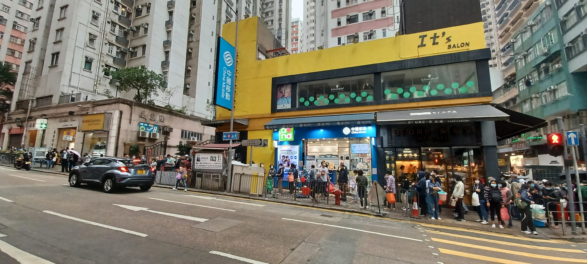 堅尼地城爆水管 居民排長龍排隊取水