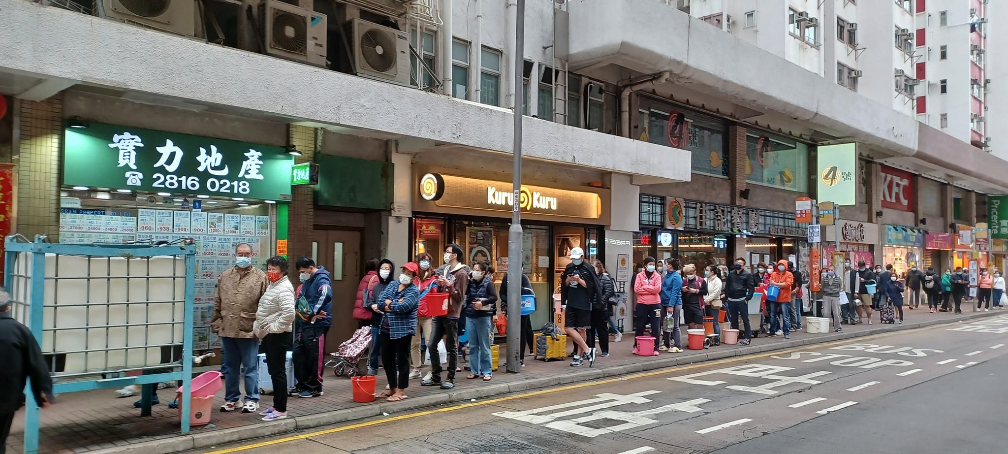 堅尼地城爆水管 居民排長龍排隊取水