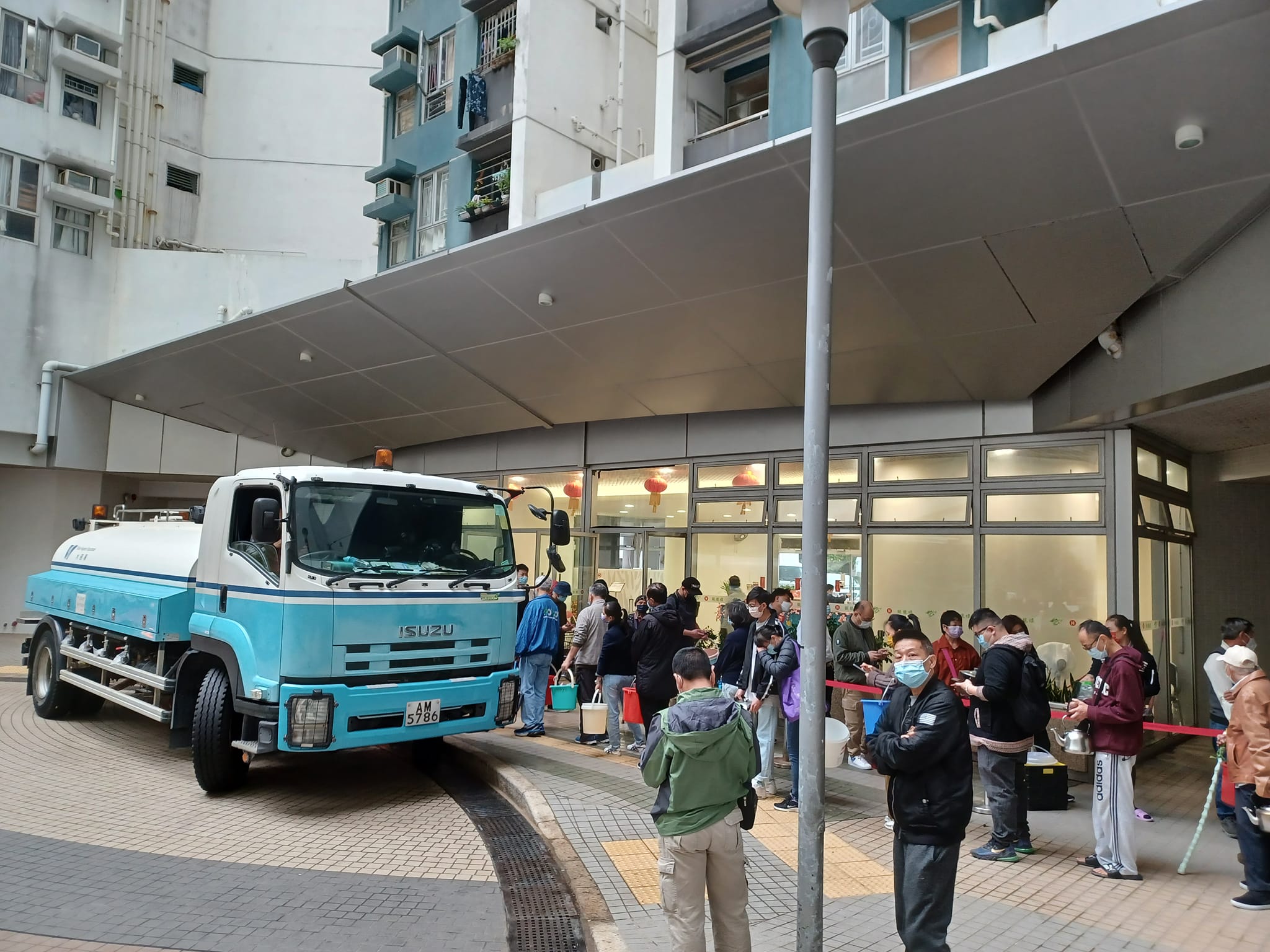 堅尼地城爆水管 居民排長龍排隊取水