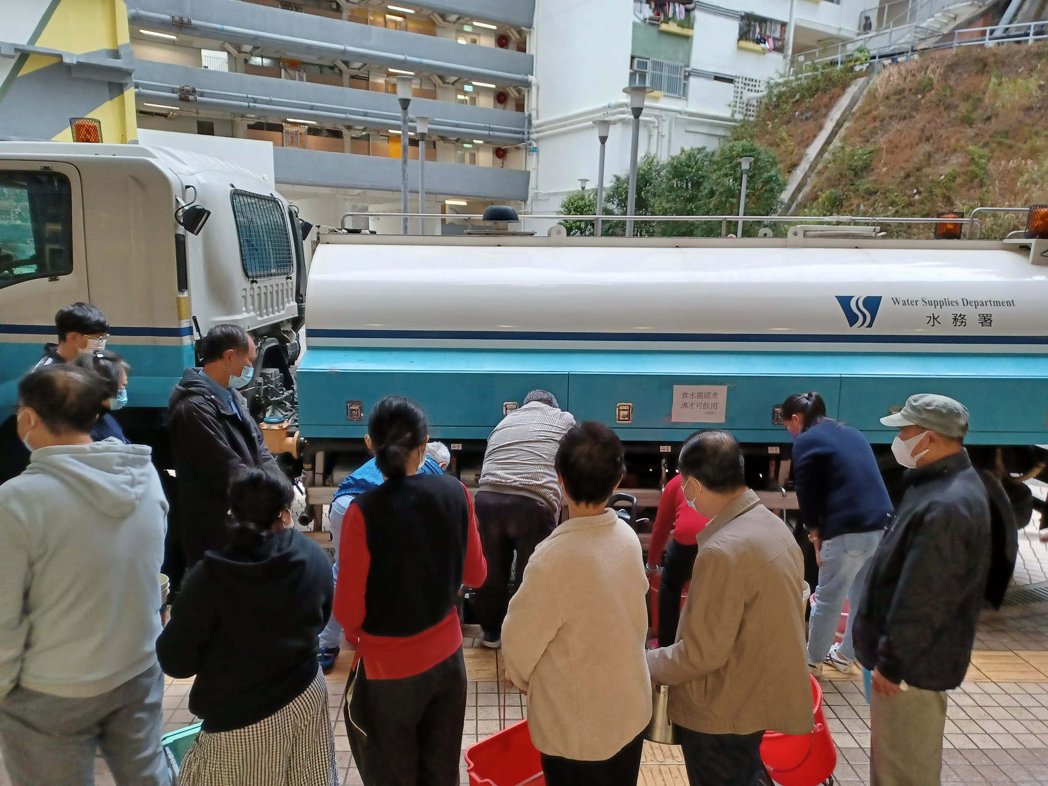 堅尼地城爆水管 居民排長龍排隊取水