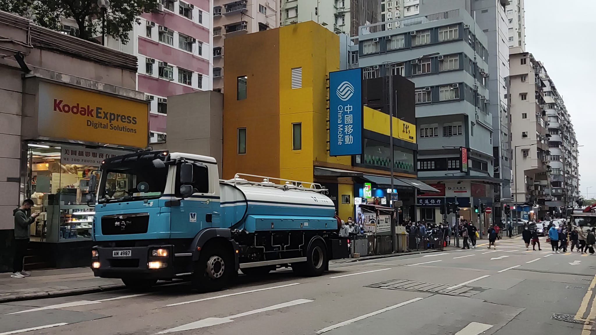 堅尼地城爆水管 居民排長龍排隊取水