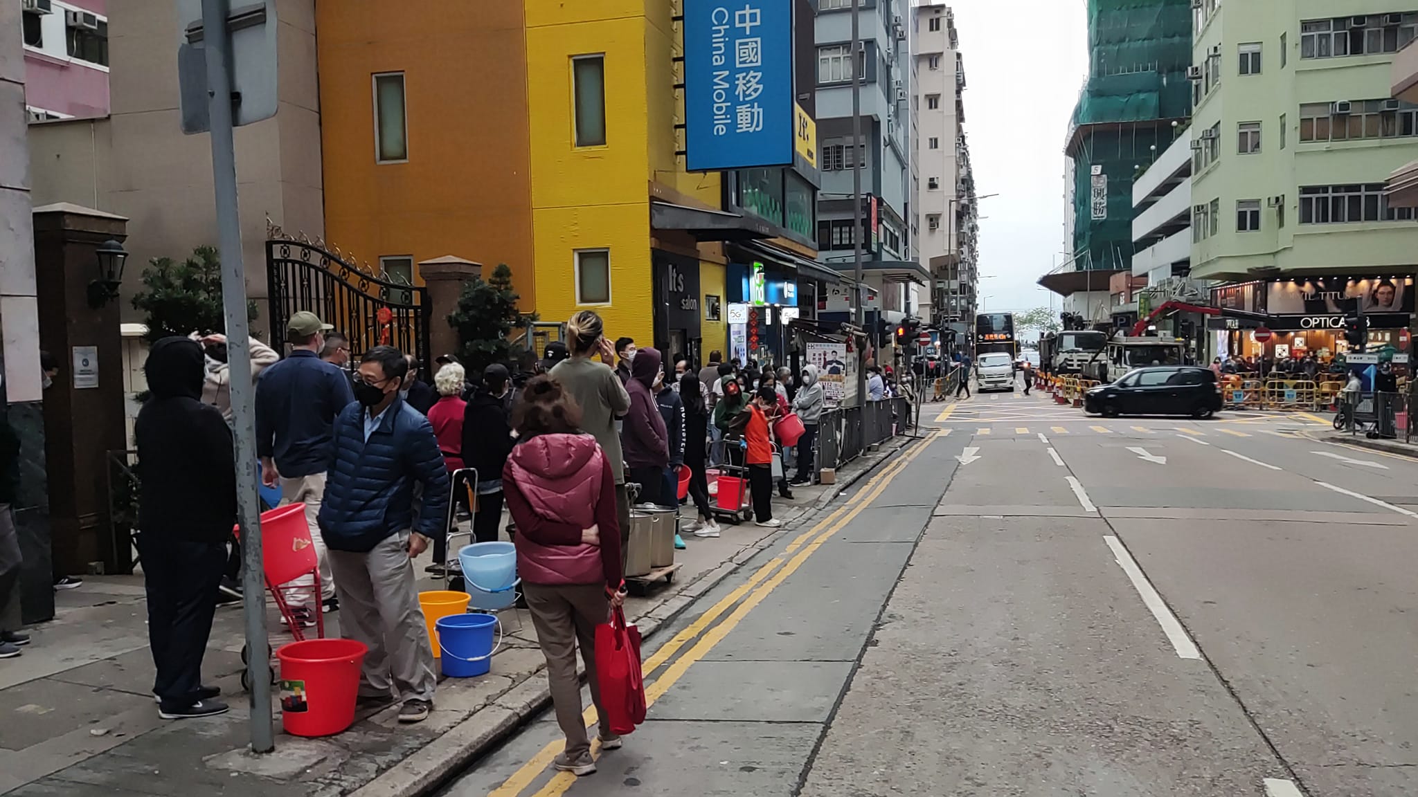 堅尼地城爆水管 居民排長龍排隊取水