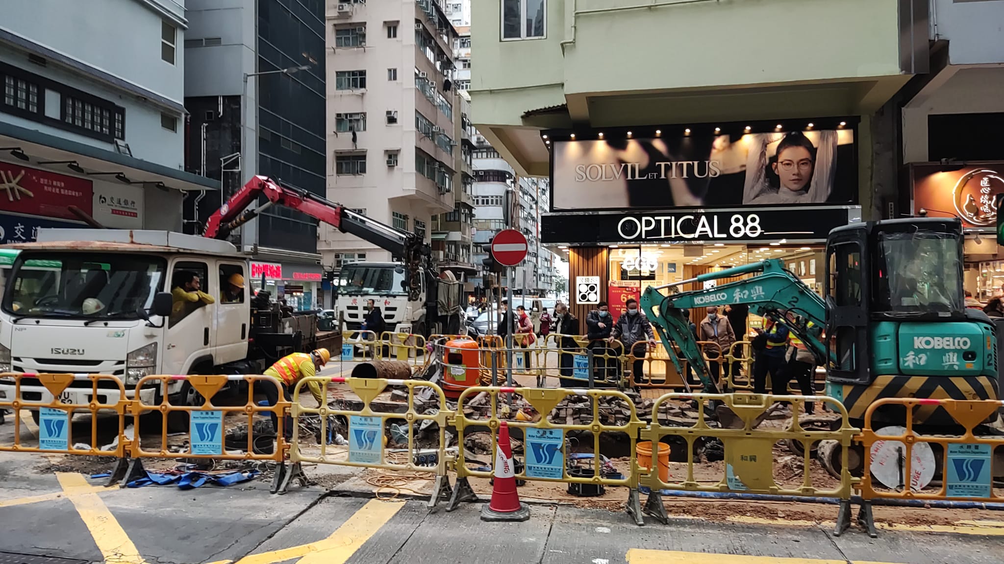 堅尼地城爆水管 居民排長龍排隊取水