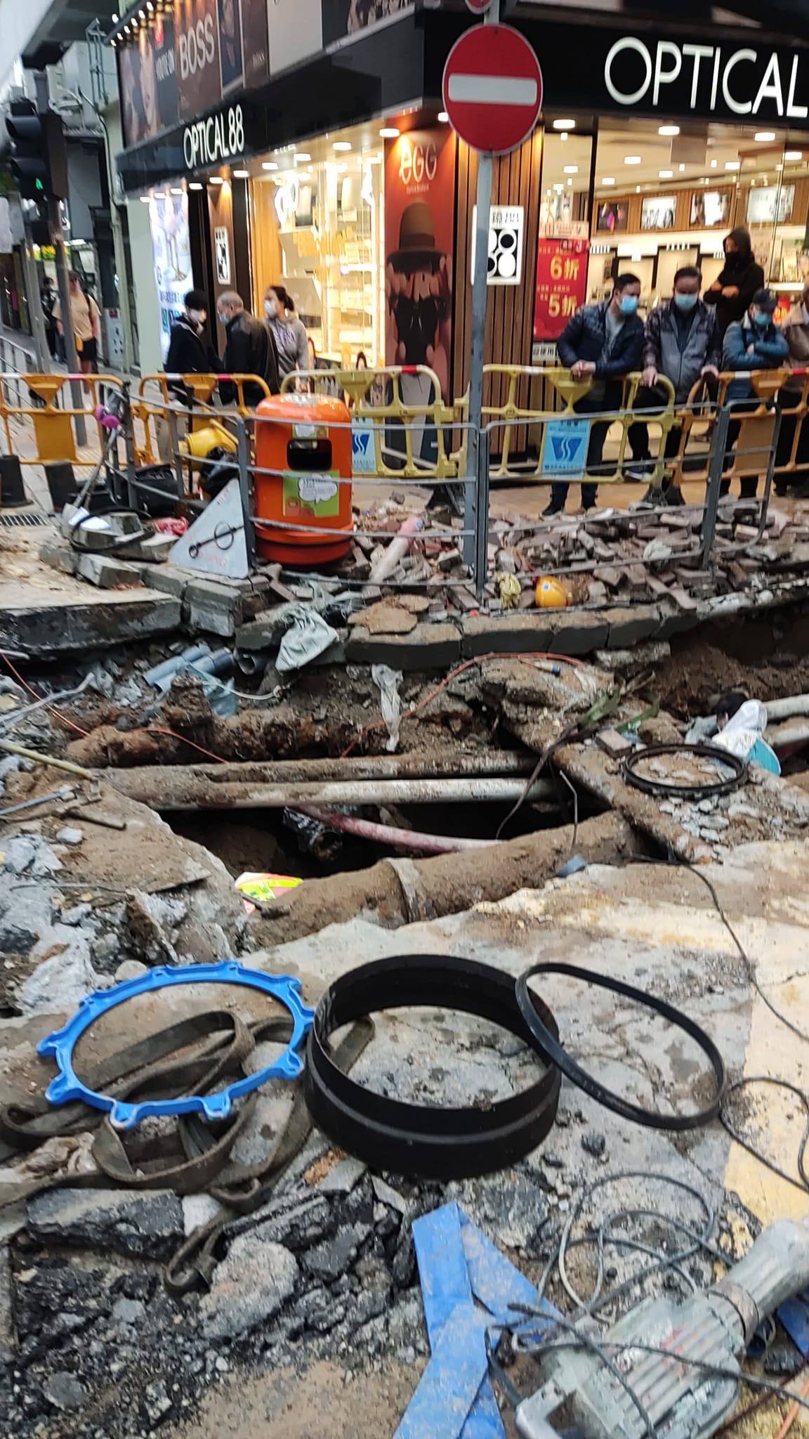 堅尼地城爆水管 居民排長龍排隊取水