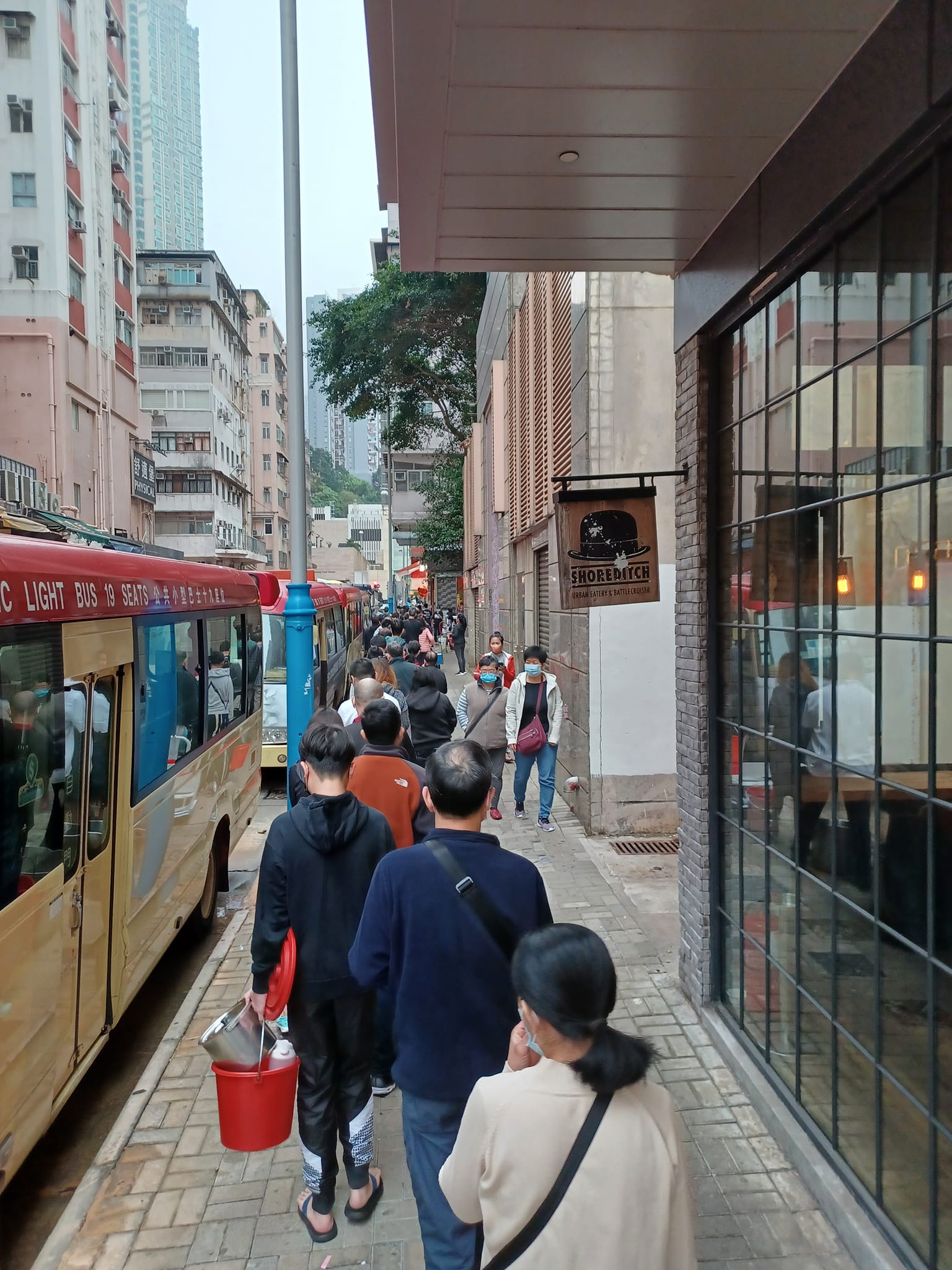 堅尼地城爆水管 居民排長龍排隊取水