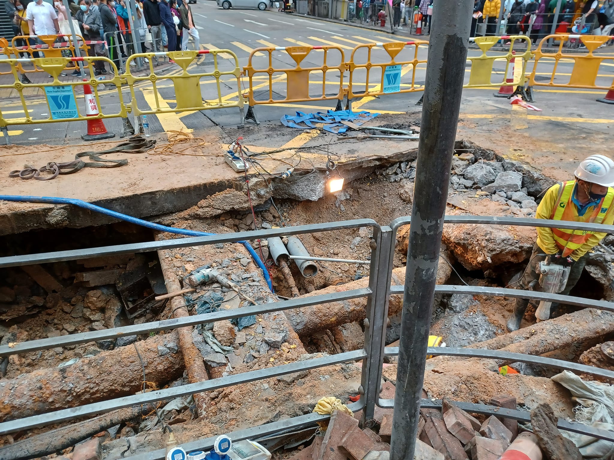 堅尼地城爆水管 居民排長龍排隊取水