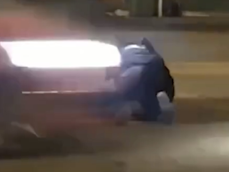 醉酒情侶躺馬路上親熱被車撞？