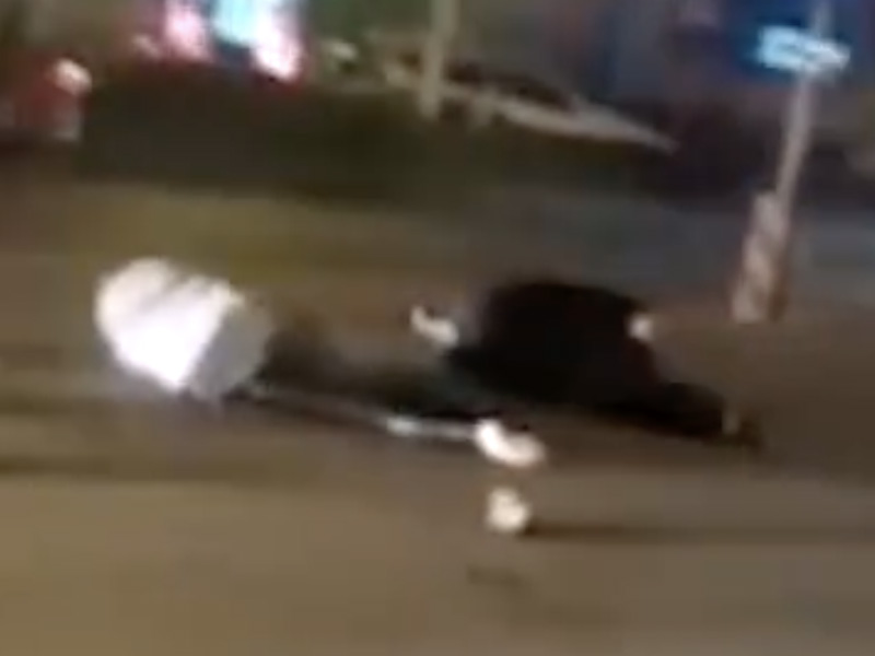 醉酒情侶躺馬路上親熱被車撞？