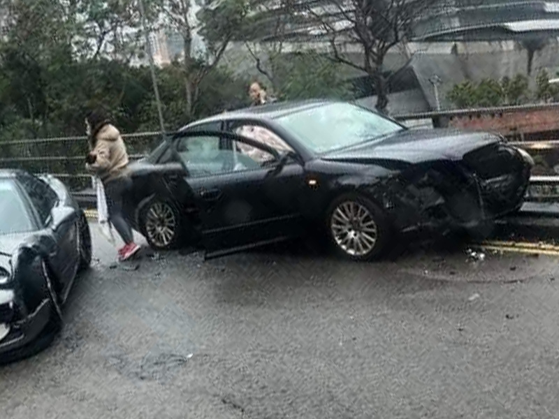 車CAM 本田NSX跑車炒過對面線 撞上載有初生嬰Audi