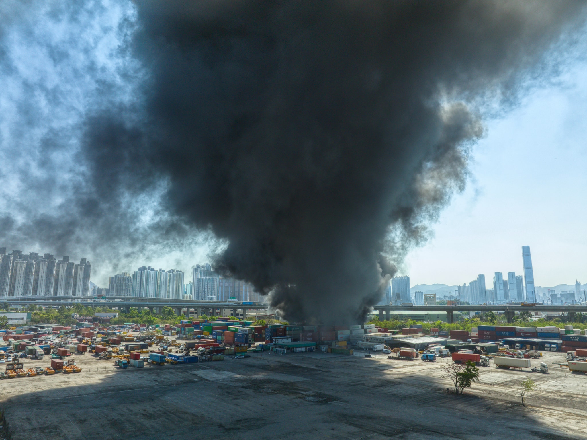 葵涌貨櫃碼頭發生火警 現場冒出大量濃煙 (影片)