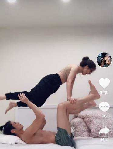女星半夜突PO床上運動影片