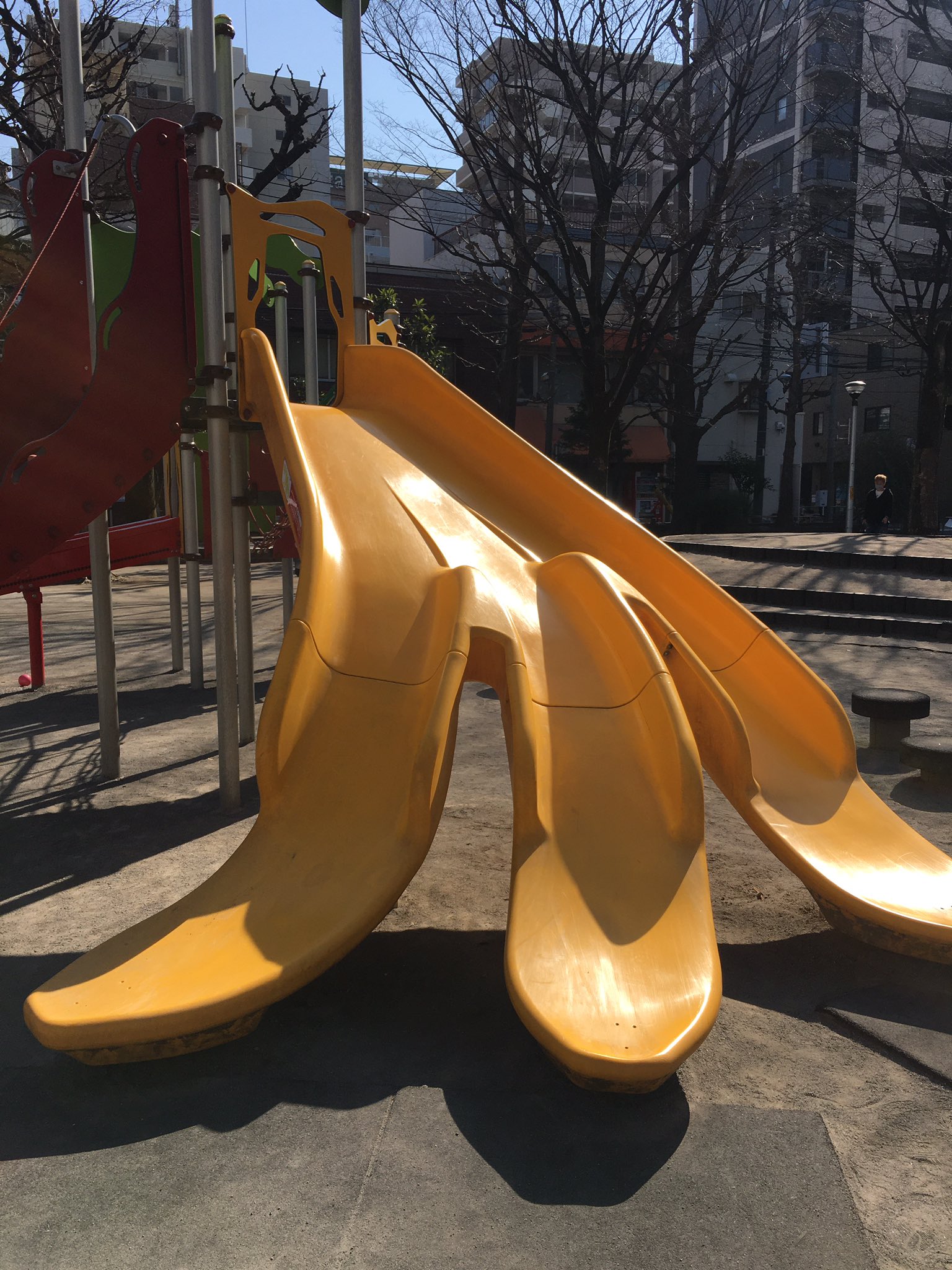 日本公園名物「香蕉滑梯」暗藏殺機
