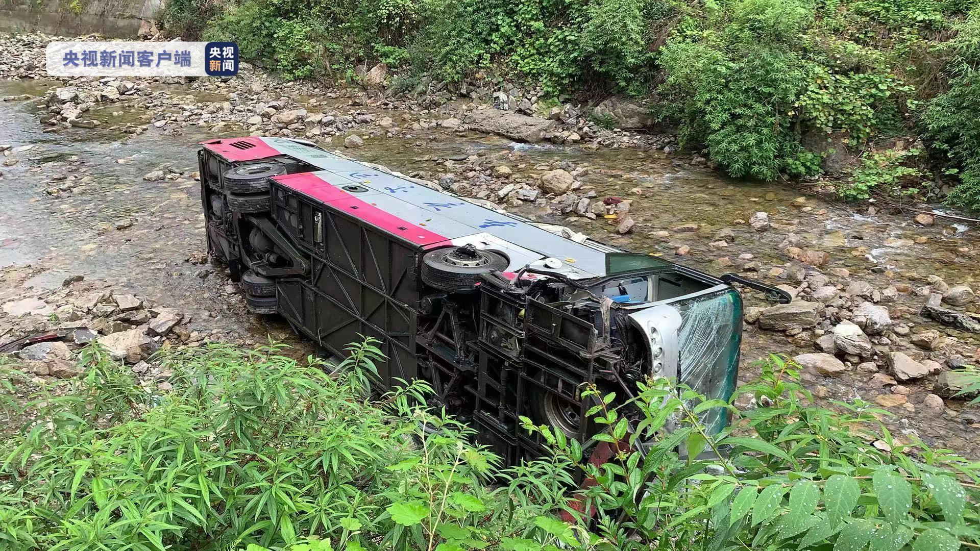 載有20餘人的巴士翻入河溝事故意外