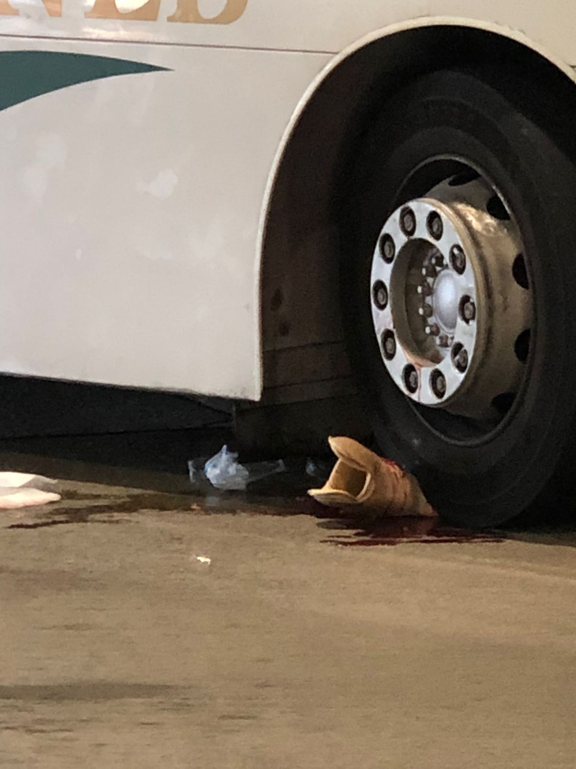 東涌義肢男捱巴士撞 捲車底輾雙腿