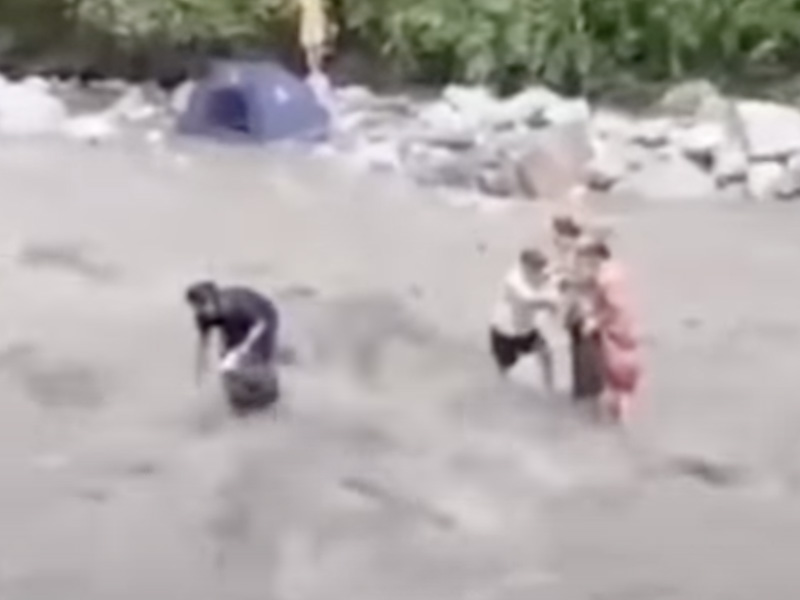 四川龍槽溝突發山洪 多人被沖走瞬間影片