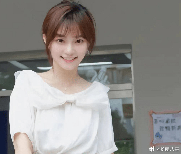 美女老師顏值太高 網上迅速走紅