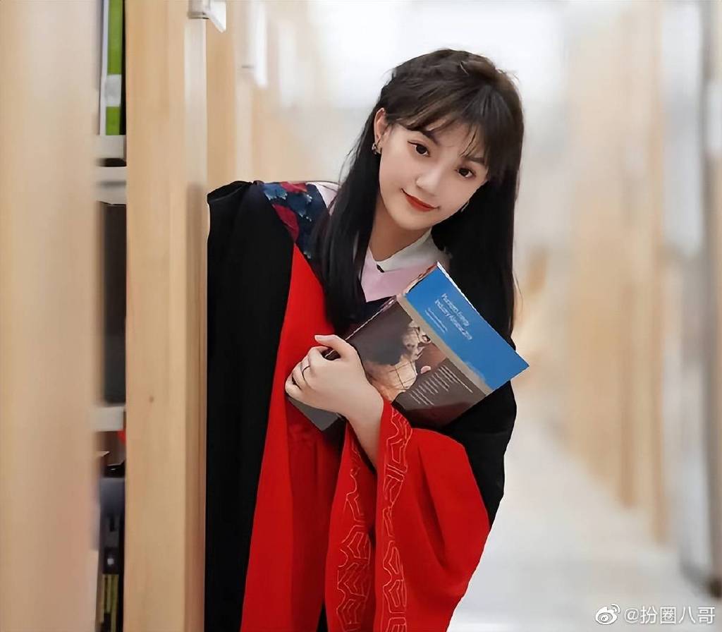 美女老師顏值太高 網上迅速走紅