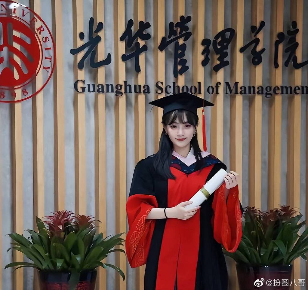 美女老師顏值太高 網上迅速走紅