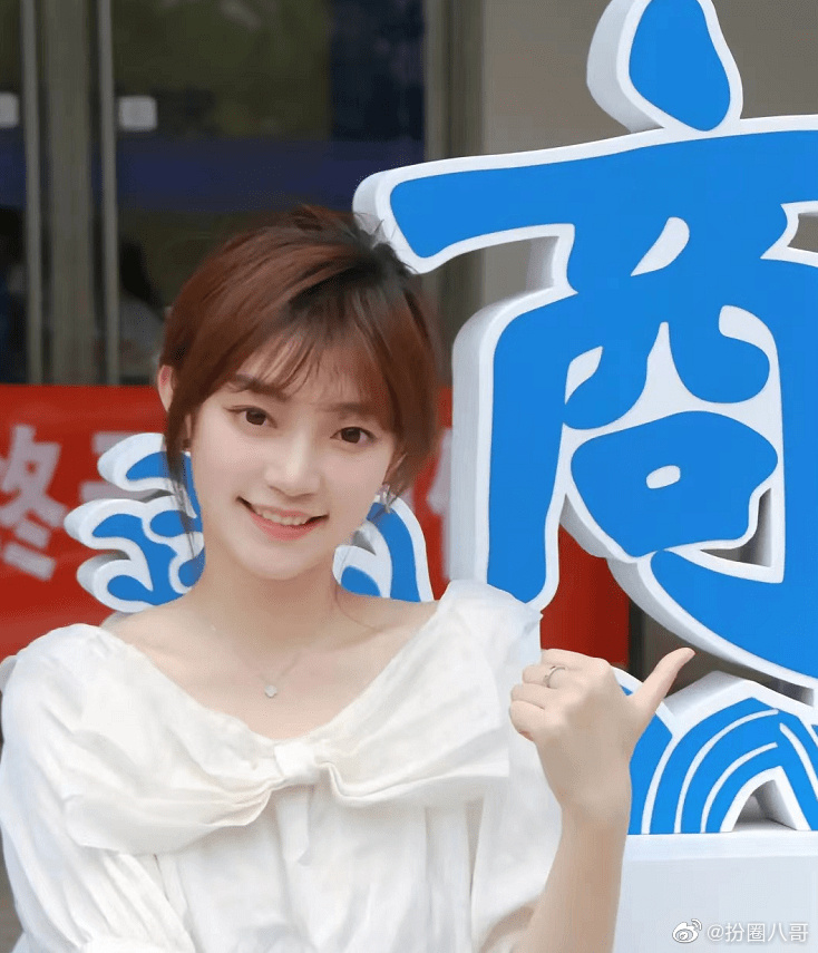 美女老師顏值太高 網上迅速走紅