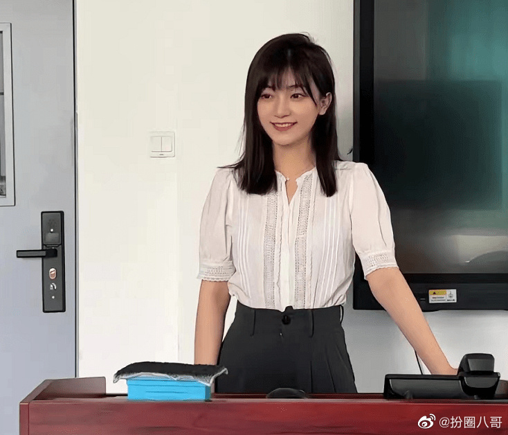 美女老師顏值太高 網上迅速走紅