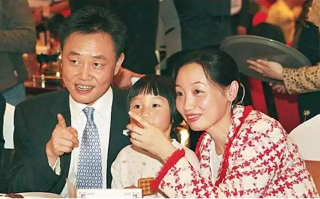 替入獄丈夫還債 8 億，重鑄 1490 億商業帝國
