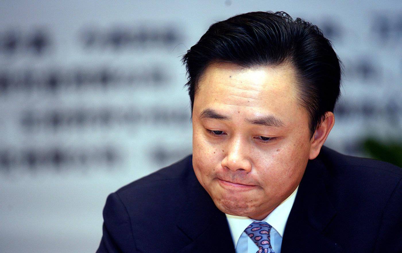 替入獄丈夫還債 8 億，重鑄 1490 億商業帝國