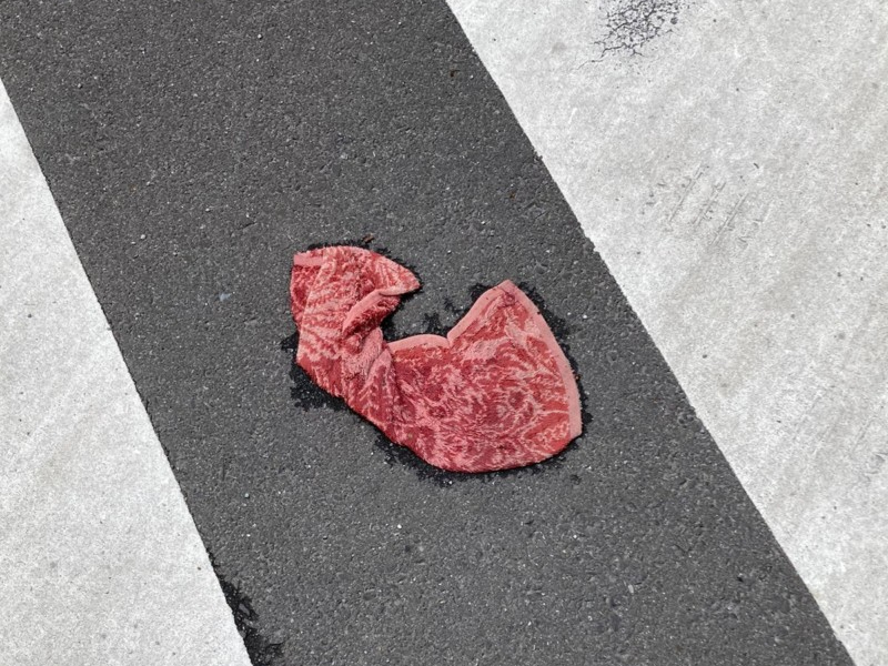 過馬路,驚見松阪牛肉片掉地上,原來 ... AI 都笑了 過馬路,驚見松阪牛肉片掉地上,原來 ... AI 都笑了