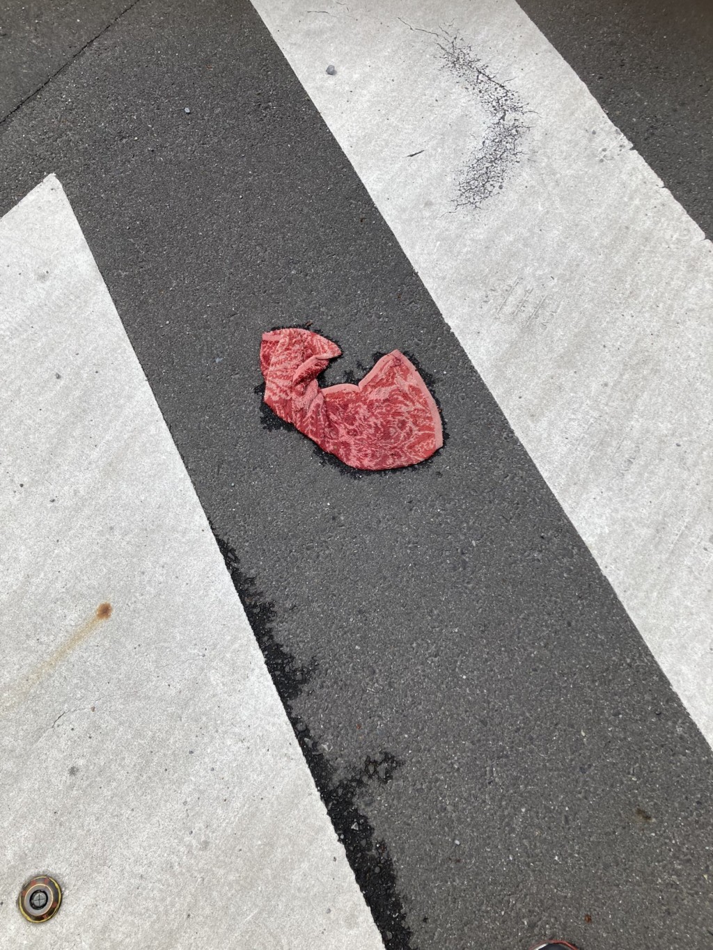 過馬路，驚見松阪牛肉片掉地上，原來 ... AI 都笑了