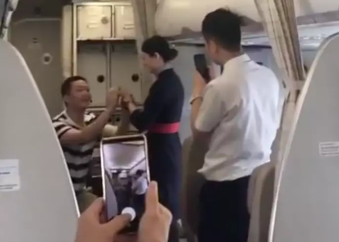 男友航班上浪漫求婚 全機乘客鼓掌 空姐卻因此被解僱