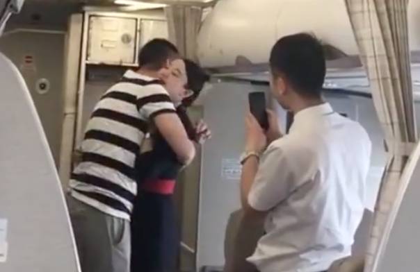 男友航班上浪漫求婚 全機乘客鼓掌 空姐卻因此被解僱